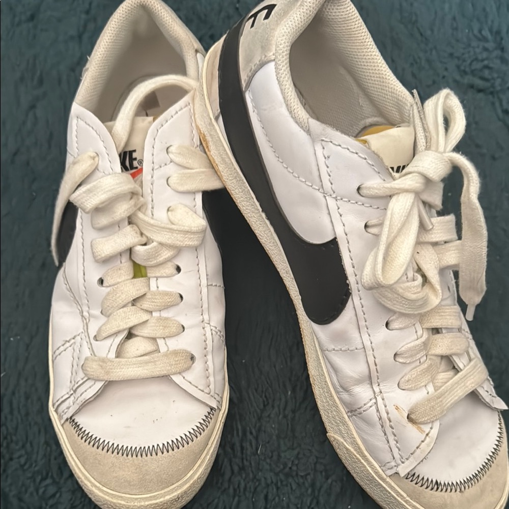 Nike White and Black Sneakers